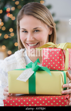 Frau mit Haufen von Weihnachtsgeschenke Stockfoto