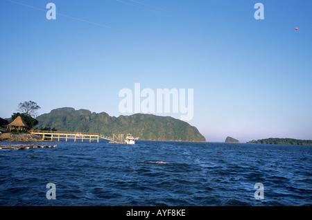 Fähre warten am Ende der Mole auf die Insel Ko Lanta Yai Hit von Tsunami 2004 Stockfoto