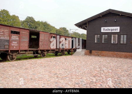 Radegast Station Triebwagen wo 200.000 Juden und Zigeuner nach Auschwitz und anderen Vernichtungslagern fuhr. Lodz Polen Stockfoto