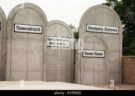 Grabsteine in Radegast-Station mit den Namen der Todeslager, wo 200.000 Juden und Zigeuner geschickt wurden. Lodz Polen Stockfoto