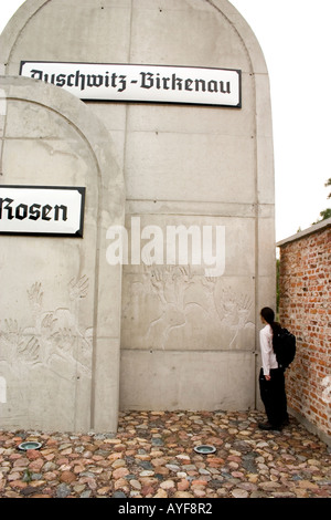 Grabsteine an der Radegast-Station wo 200.000 Juden nach Auschwitz und andere Vernichtungslager transportiert wurden. Lodz Polen Stockfoto