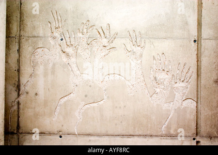 Hände auf Grabsteinen in Radegast Station wo 200.000 Juden nach Auschwitz und anderen Vernichtungslagern geschickt wurden. Lodz Polen Stockfoto