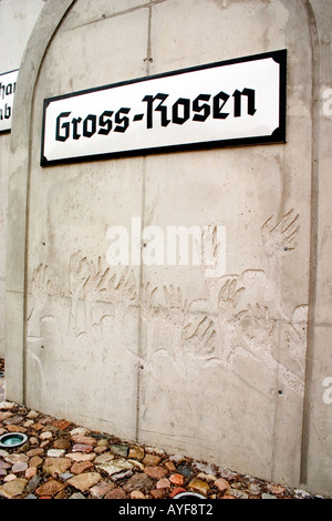 Hände auf Grabsteinen in Radegast Station wo 200.000 Juden nach Auschwitz und anderen Vernichtungslagern geschickt wurden. Lodz Polen Stockfoto