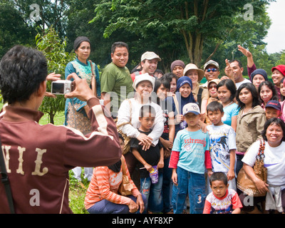 Fotografen fotografieren indonesische Studenten Reise bei Prambanam, Java, Indonesien Stockfoto