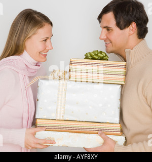 Paar Holding Haufen von Geschenken Stockfoto