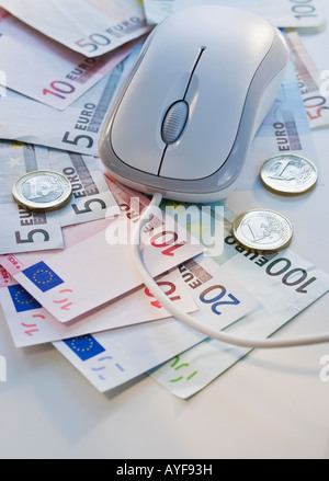 Computer-Maus auf Euro-Banknoten und-Münzen Stockfoto