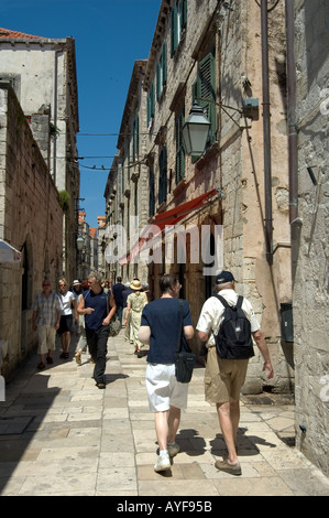 Touristen auf einer der engen Gassen in Dubrovnik Stockfoto