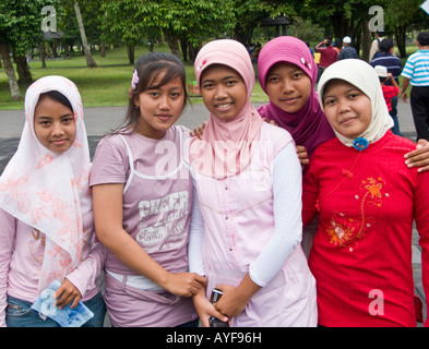 Indonesische Studenten an Prambanam, Java, Indonesien Stockfoto