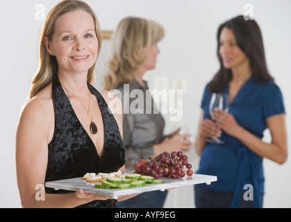 Frau mit Tablett von Hors d ' d'ouevers Stockfoto