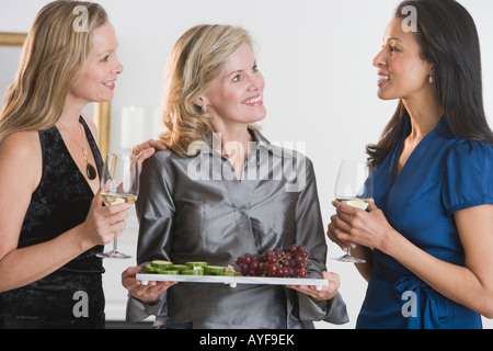 Frau mit Tablett mit Hors d ' d'ouevers Stockfoto