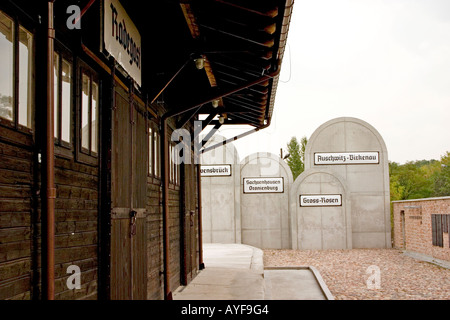 Grabsteine in Radegast Station wo 200.000 Juden und Zigeuner nach Auschwitz geschickt wurden und andere Tod camps Lodz Polen Stockfoto