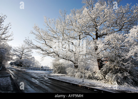 Eine Straße in Redditch, Worcestershire, UK, nach einem Schneefall im April Stockfoto