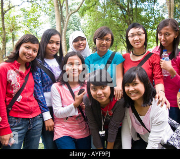 Indonesische Studenten an Prambanam, Java, Indonesien Stockfoto