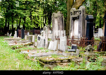 Grabsteine auf dem friedlichen historischen jüdischen Friedhof. Lodz Polen Stockfoto