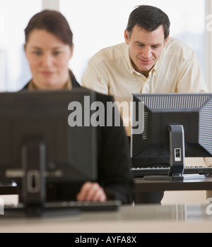 Geschäftsmann, Blick auf computer Stockfoto