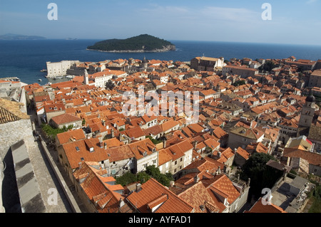 Die Skyline von Dubrovnik, Kroatien zeigt die Terrakottadächer. Stockfoto