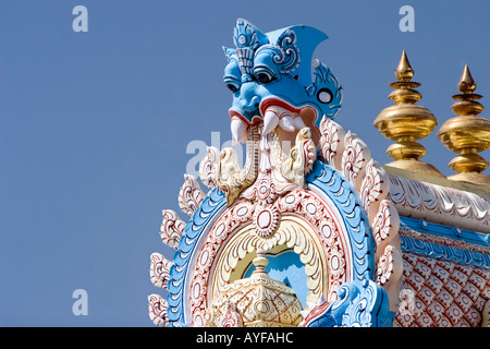 Indische Gopuram Tempelarchitektur gegen ein strahlend blauer Himmel, in den Süden indischen Stadt Puttaparthi Stockfoto
