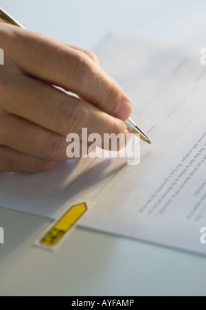 Nahaufnahme des Mannes Unterzeichnung Papierkram Stockfoto
