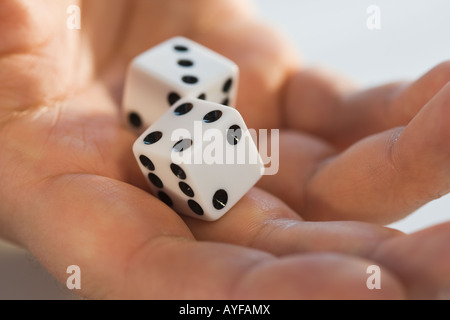 Nahaufnahme der Würfel in die Hand des Menschen Stockfoto