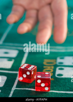 Nahaufnahme des Mannes, die Würfel zu werfen Stockfoto