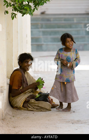 Armen indischen niedrigen Kaste Mutter und Kind auf der Straße. Andhra Pradesh, Indien Stockfoto