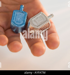 Nahaufnahme der Dreidel in Menschenhand Stockfoto