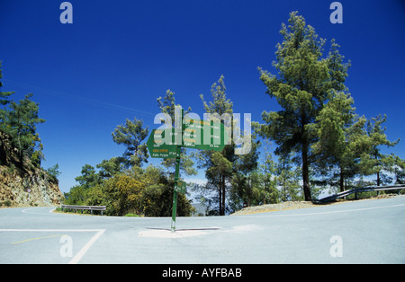 Ein Straßenschild im Paphos-Wald, Zypern Stockfoto