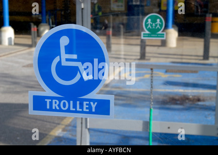 UK-Einrichtungen für behinderte Kunden IN MORRISONS Supermarkt Parkplatz, CAMDEN, LONDON Foto © Julio Etchart Stockfoto