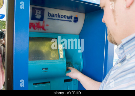 Per Kreditkarte an Geldautomaten Bargeld an der Bankomat. Balucki Distrikt Lodz Polen Stockfoto