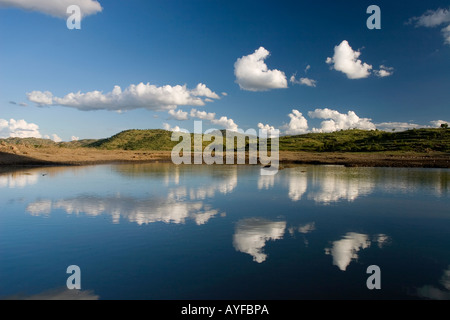 Cloud-Reflexionen auf der Oberfläche eines Sees in Südindien Stockfoto