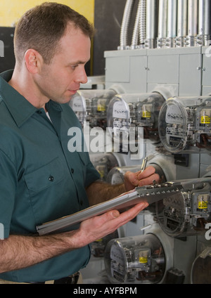 Elektriker Lesung m Stockfoto