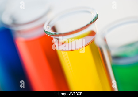 Multi-farbigen Flüssigkeiten in Flaschen Stockfoto