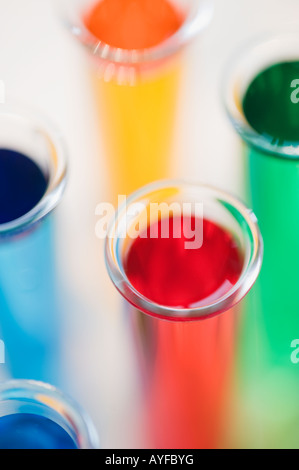 Multi-farbigen Flüssigkeiten in Flaschen Stockfoto