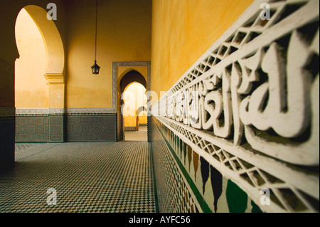 Altertümer Quranic Notierungen an den Fliesen zu arbeiten, um das Innere Wände des Mausoleum von Moulay Ismail Stadt Meknes Marokko