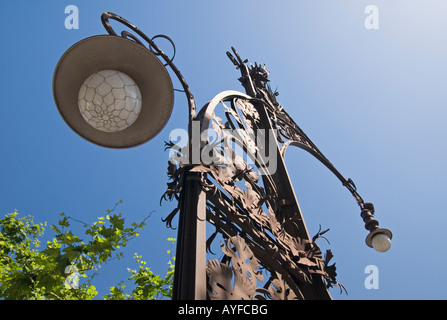 Jugendstil-Straßenlaterne in Barcelona Stockfoto