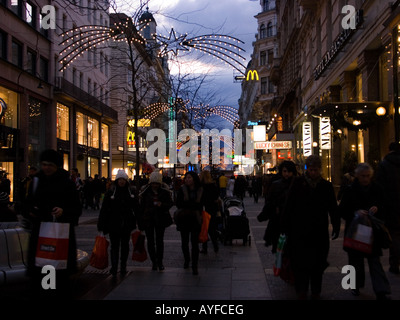 Weihnachts-shopping am Abend auf der Kärntner Straße mit Weihnachtsbeleuchtung, Wien, Österreich Stockfoto