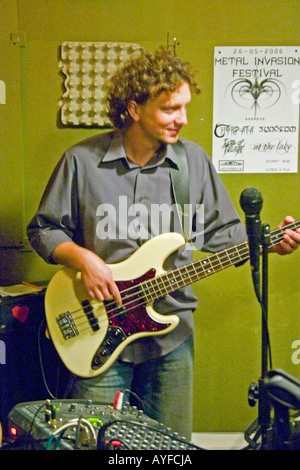 Base Gitarrist bei Bandprobe. Interkontinentale Band Lodz Polen Stockfoto
