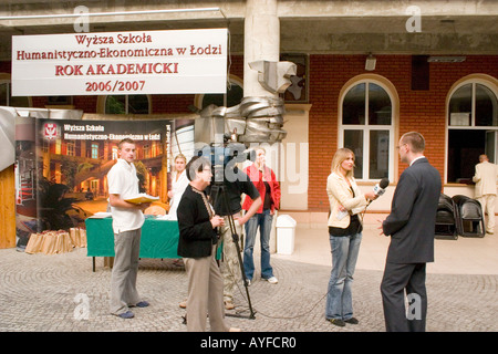 Studenten werden fotografiert und interviewt im Innenhof. Akademie der Geistes- und Wirtschaftswissenschaften Lodz Polen Stockfoto