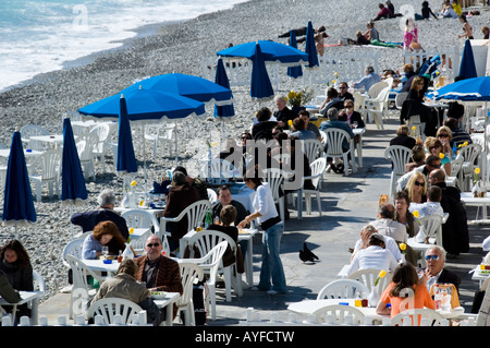 ein Restaurant am Strand in Nizza, Südfrankreich Stockfoto