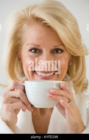 Ältere Frau Kaffee trinken Stockfoto