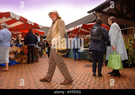 DER BAUERNMARKT AM CORNHILL MARKTPLATZ IN STROUD GLOUCESTERSHIRE UK Stockfoto