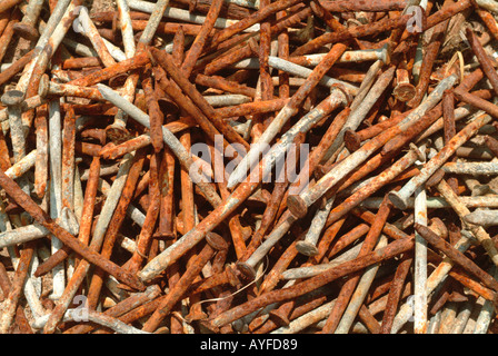 Ein Haufen von gebogenen korrodierte und rostige Nägel Stockfoto