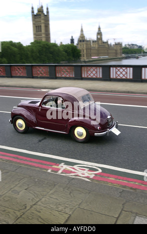 Oldtimer FIAT kreuzt Lambeth Bridge mit den Houses of Parliament in der Ferne Teil der Queen s Golden Jubilee UK Stockfoto