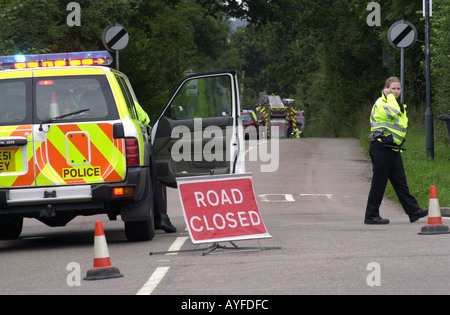 Polizeiauto blockiert die Straße an einer Unfallstelle UK Stockfoto