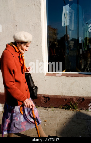 Stilvolle ältere polnische Frauen auf einem traditionellen shopping-Tour auf den Markt gehen. Lodz Polen Stockfoto