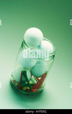 Golfbälle in Glasflasche Stockfoto