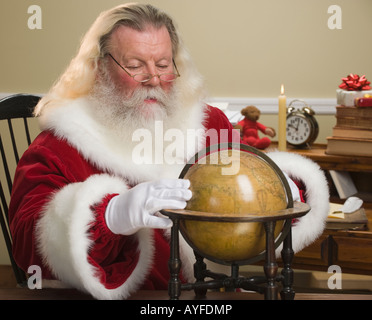 Santa Claus Globus betrachten Stockfoto