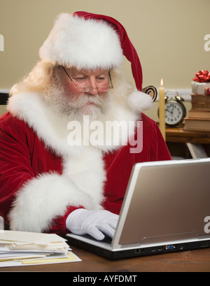 Santa Claus Blick auf laptop Stockfoto