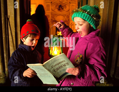 KINDER SINGEN WEIHNACHTSLIEDER IN EINEM LANDHAUS Stockfoto