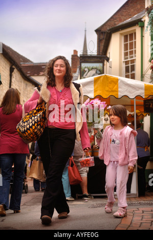 DER FARMERS MARKET IN DER NÄHE VON THE SWAN INN IN STROUD GLOUCESTERSHIRE UK Stockfoto